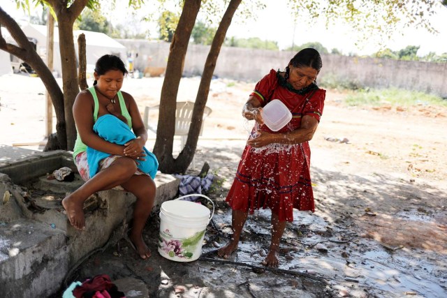  Una mujer indígena Warao del Delta del Orinoco en el este de Venezuela, se baña en un refugio en Pacaraima, estado de Roraima, Brasil, el 18 de noviembre de 2017. Foto tomada el 18 de noviembre de 2017. REUTERS / Nacho Doce