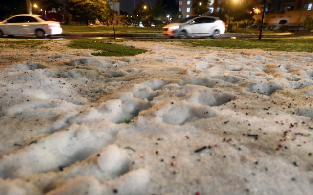 BOG34. BOGOTÁ (COLOMBIA), 01/11/2017.- Granizo cubre un parque hoy, miércoles 1 de noviembre de 2017, en Bogotá (Colombia). Una inusual granizada que cayó hoy en gran parte de Bogotá cubrió de blanco y causó caos en varios sectores por las inundaciones, paralización del tráfico en la hora pico y cortes de electricidad, aunque sin dejar víctimas, según las autoridades. EFE/Mauricio Dueñas Castañeda