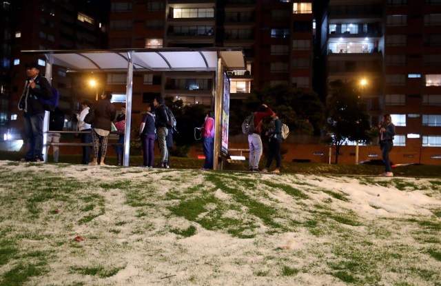 BOG35. BOGOTÁ (COLOMBIA), 01/11/2017.- Granizo cubre un parque hoy, miércoles 1 de noviembre de 2017, en Bogotá (Colombia). Una inusual granizada que cayó hoy en gran parte de Bogotá cubrió de blanco y causó caos en varios sectores por las inundaciones, paralización del tráfico en la hora pico y cortes de electricidad, aunque sin dejar víctimas, según las autoridades. EFE/Mauricio Dueñas Castañeda