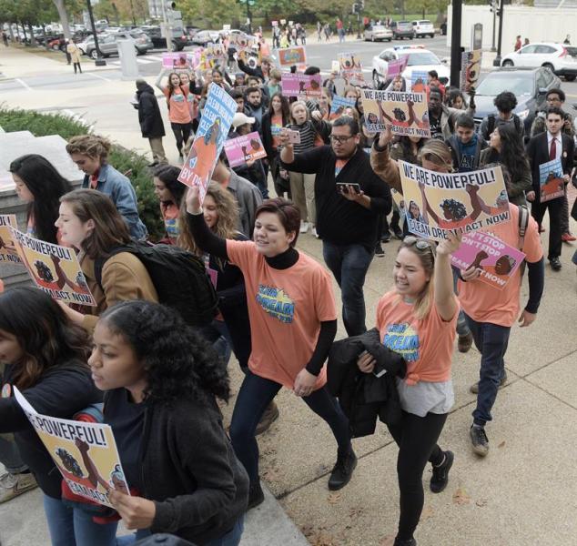 Cientos de jóvenes soñadores de diferentes estados del país marchan durante una manifestación para pedir la aprobación de la ley Clean Dream Act hoy, jueves 9 de noviembre de 2017, frente al Capitolio en Washington, DC (Estados Unidos). Unos 7.900 "soñadores", jóvenes indocumentados que llegaron al país de niños, ya han perdido la protección de DACA como resultado de la decisión del presidente, Donald Trump, de acabar con ese programa, según un estudio publicado hoy por el centro progresista Center for American Progress. EFE/Lenin Nolly