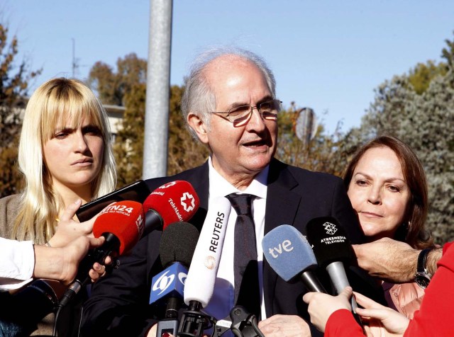 GRAF1396. MADRID, 18/11/2017.- El alcalde metropolitano de Caracas y opositor venezolano, Antonio Ledezma, que llegó esta madrugada al aeropuerto de Barajas tras haberse fugado ayer de su país donde estaba en arresto domiciliario, hace declaraciones a los medios de comunicación tras la reunión que ha mantenido hoy con el presidente del Gobierno, Mariano Rajoy, en el Palacio de la Moncloa. EFE/Javier López