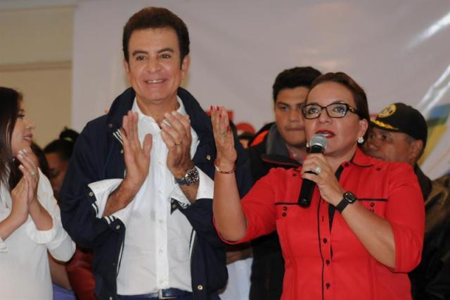 Xiomara Castro de Zelaya (d) habla junto al candidato de la alianza, Salvador Nassralla (c), durante una conferencia de prensa hoy, 26 de noviembre de 2017, en Tegucigalpa (Honduras).   EFE/Humberto Espinosa