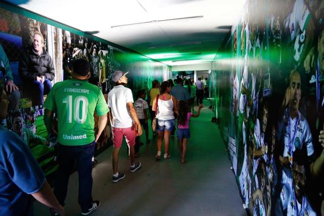 Un grupo de personas recorre el túnel de dos metros decorado con fotos de los jugadores y de algunos de los momentos más emocionantes del club de Chapecó hoy, miércoles 29 de noviembre de 2017, en Chapecó (Brasil). EFE/Marcio Cunha