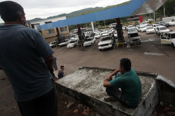 Sancristobalenses desesperados por la falta de gasolina esperaron en muchas bombas por la llegada del combustible, lo que se tradujo en largas colas de hasta siete horas de espera.(Foto/Gustavo Delgado)