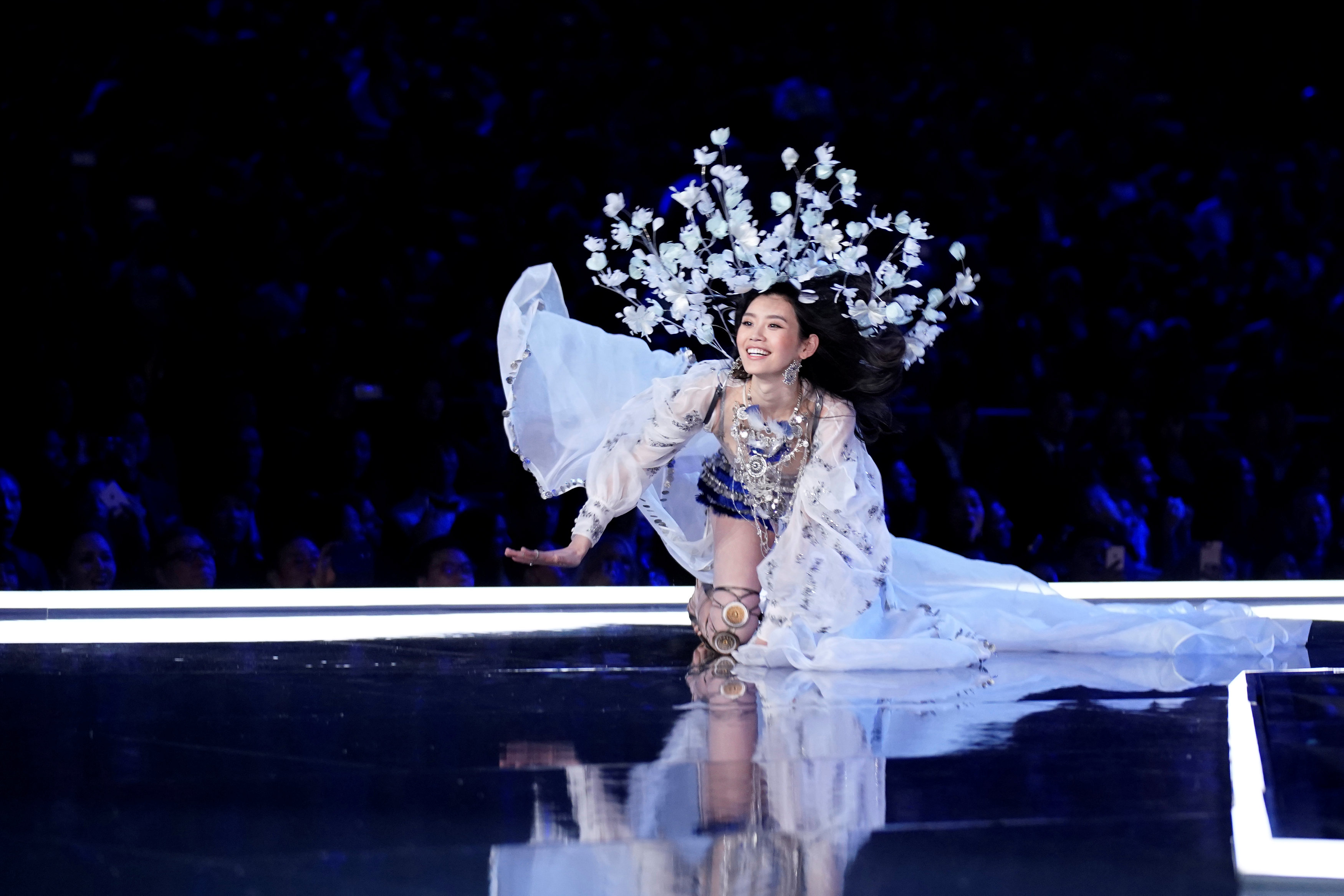 La “angelita” china se dio un platanazo en el desfile de Victoria’s Secret (FOTOS + VIDEO)