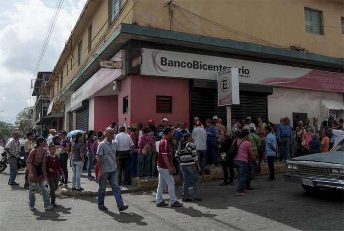 En Lara pensionados hicieron cola para cobrar en un banco que no tenía efectivo