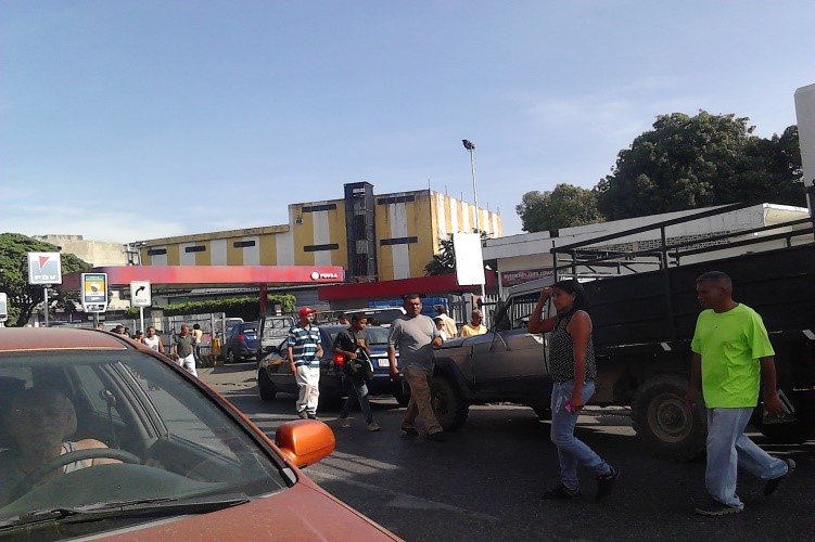 Abuelo aplastó accidentalmente a su pequeño nieto durante cola para surtir gasolina en Guárico