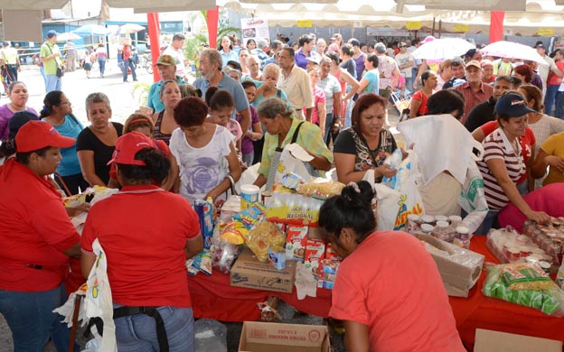 El comercializar alimentos en los mercados populares tiene un doble negocio. (Foto: La Verdad)