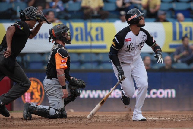 El cubano Félix Pérez, jardinero de los leones del Caracas. AVS Photo Report