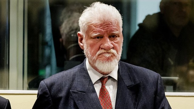 Slobodan Praljak en el Tribunal Penal Internacional de La Haya, el 29 de noviembre de 2017. (Foto: Robin van Lonkhuijsen / AP)