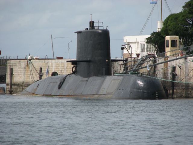 El submarino “San Juan” en la Base Naval de Mar del Plata. Foto vía Wikimedia.