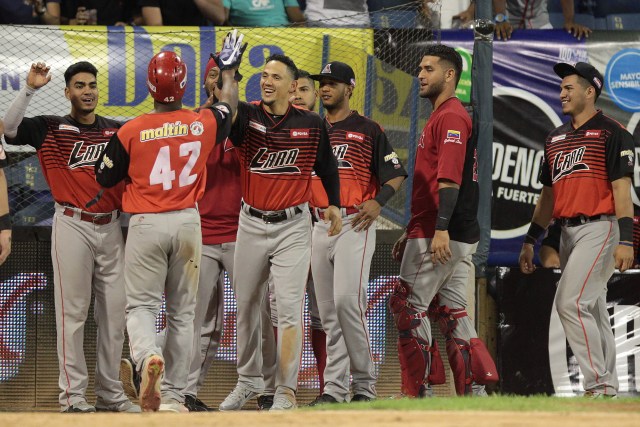 Cardenales de Lara enfrenta a Los Tiburones de La Guaira en el estadio universitario de la UCV Foto: Alejandro van Schermbeek 