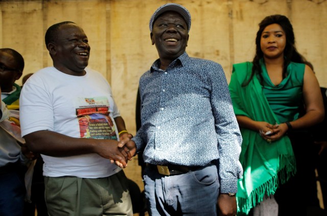 EPA3247. HARARE (ZIMBABWE), 21/11/2017.- El líder de la oposición MDC, Morgan Tsavangirai (c), antes de ofrecer un discurso en las inmediaciones del Parlamento en Harare (Zimbabue) hoy, 21 de noviembre de 2017. El Parlamento celebra hoy una sesión para tratar una moción de censura contra el presidente, Robert Mugabe. EFE/ Kim Ludbrook