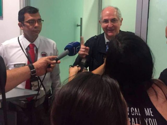 Antonio Ledezma habla con los medios colombianos (Foto RCN)