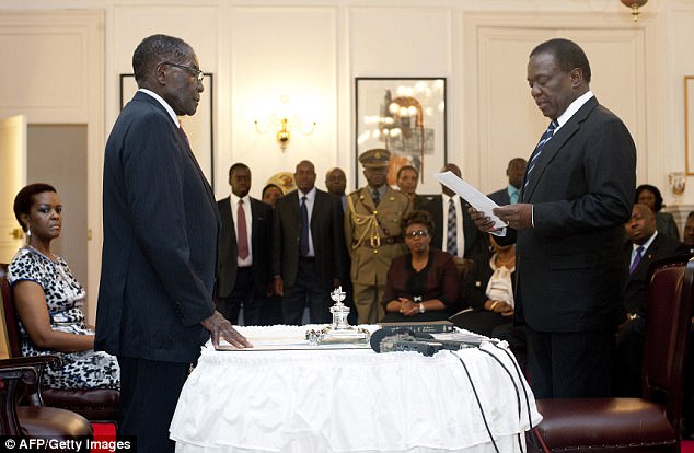 Foto vía www.dailymail.co.uk/news/article-5084379/Deposed-Zimbabwe-VP-75-London-educated-ex-spymaster.html