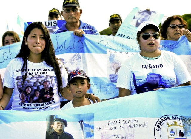 This photo released by Noticias Argentinas shows relatives of the 44 missing Argentine submarine crew members demonstrating outside of Argentina's Navy base in Mar del Plata, on the Atlantic coast south of Buenos Aires, on December 15, 2017, 30 days after the vessel dissapeared. / AFP PHOTO / NOTICIAS ARGENTINAS / JOSE SCALZO / Argentina OUT