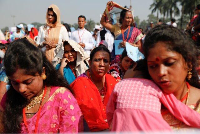 Believers attend a mass by Pope Francis in Dhaka, Bangladesh December 1, 2017. REUTERS/Damir Sagolj