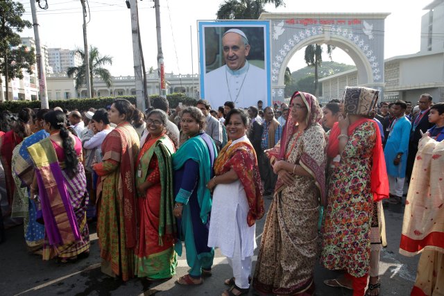 Believers wait outside the Archbishop's residence during a visit by Pope Francis in Dhaka, Bangladesh December 1, 2017. REUTERS/Max Rossi