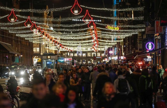 People walk in a shopping street in the center of Amsterdam, Netherlands, November 30, 2017. Picture taken November 30, 2017. REUTERS/Yves Herman