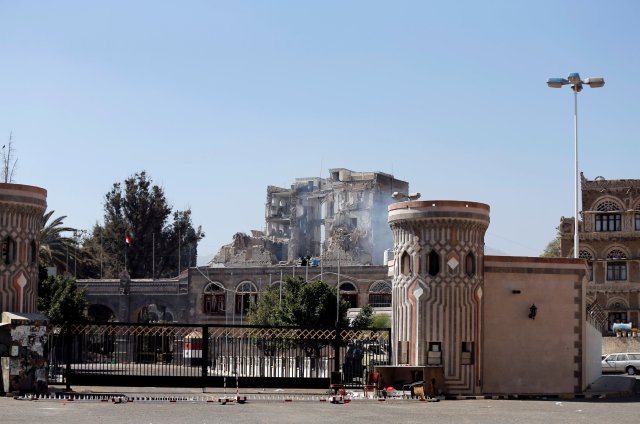 A view of the Republican Palace after it was hit by air strikes in Sanaa, Yemen December 5, 2017. REUTERS/Khaled Abdullah