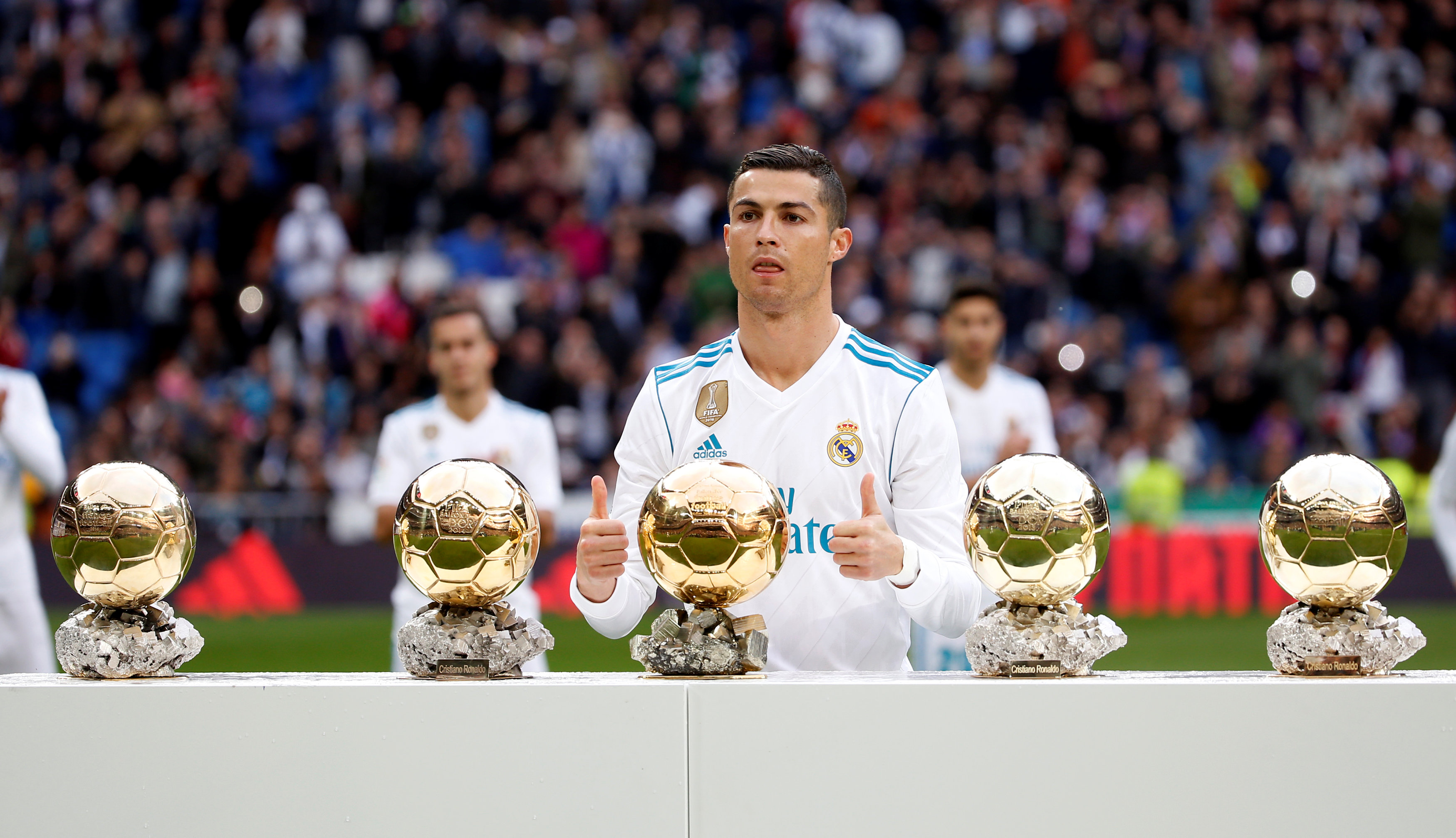 Cristiano Ronaldo exhibe sus cinco Balones de Oro en el Bernabéu