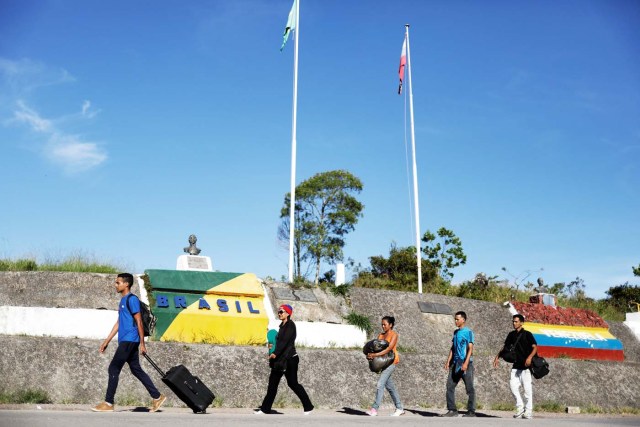 Venezuelans walk across the border from Venezuela into the Brazilian city of Pacaraima, Roraima state, Brazil November 16, 2017. REUTERS/Nacho Doce    SEARCH "VENEZUELAN MIGRANTS" FOR THIS STORY. SEARCH "WIDER IMAGE" FOR ALL STORIES.