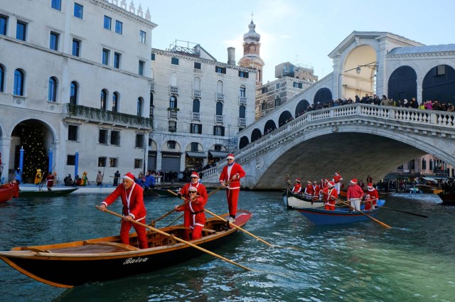 People dressed as Santa Claus row during a Christmas regatta in Venice, Italy December 17, 2017. REUTERS/Manuel Silvestri