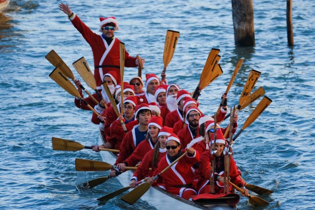 People dressed as Santa Claus row during a Christmas regatta in Venice, Italy December 17, 2017. REUTERS/Manuel Silvestri