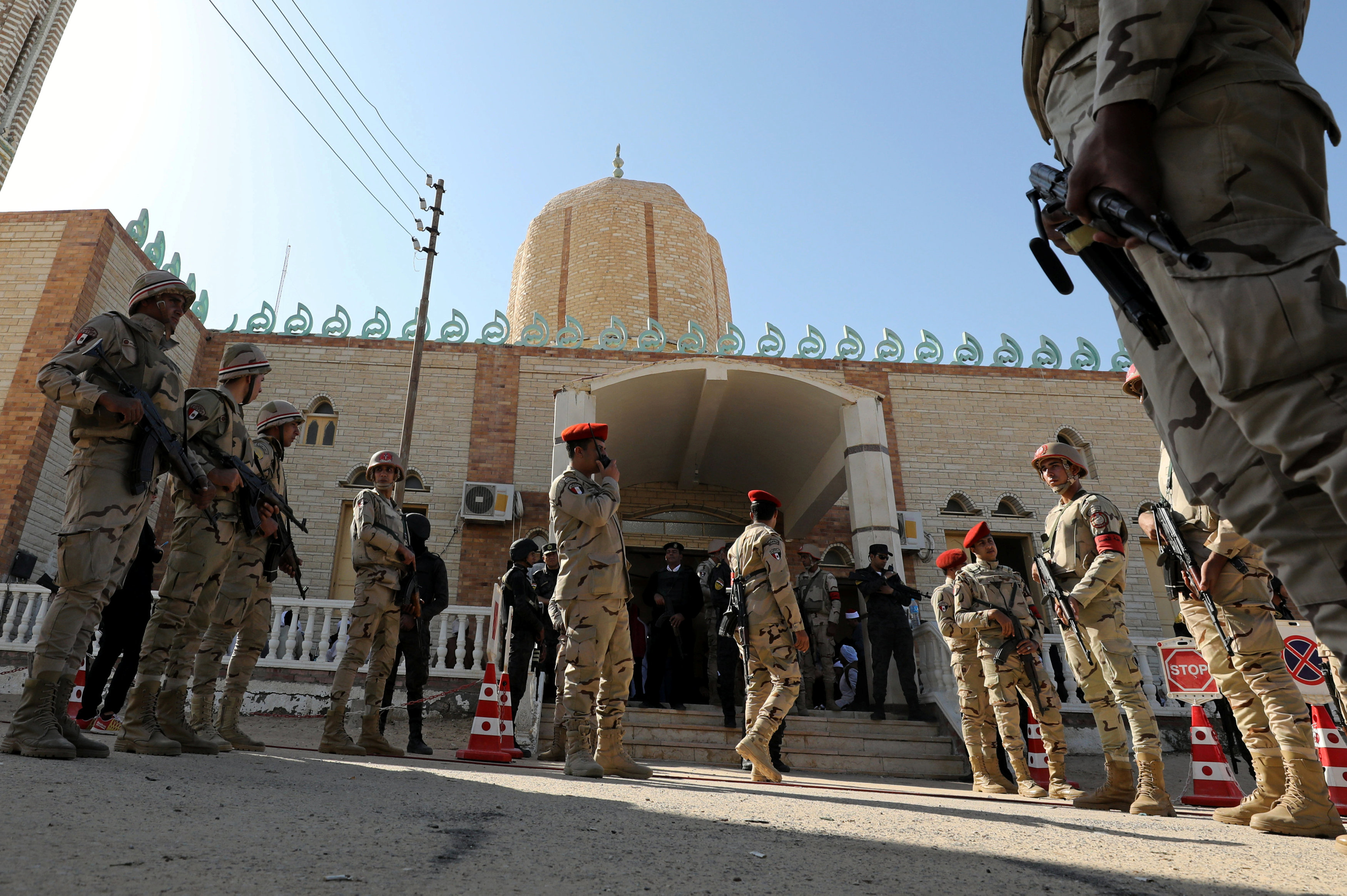 Cientos de personas atacan una iglesia en Egipto