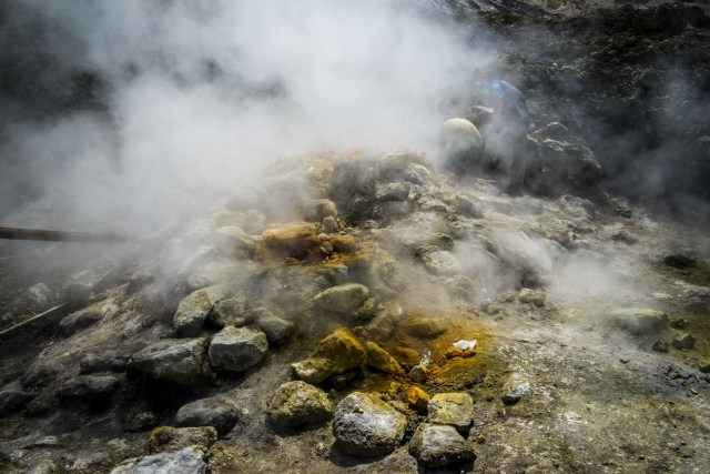 Los investigadores del Instituto Nacional de Geofísica y Vulcanología de Italia realizan mediciones mensuales de la fumarola Bocca Grande del volcán Solfatara, que forma parte de la caldera volcánica de los Campos Flégreos, cerca de la ciudad de Pozzuoli, Italia, el 9 de julio de 2017.