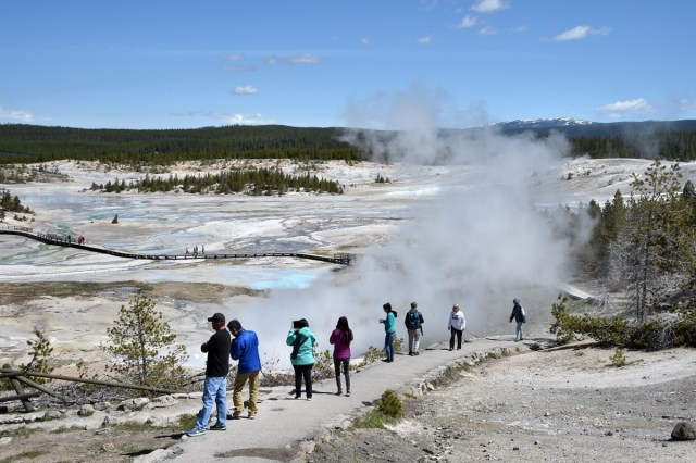 Turistas visitan la cuenca del géiser Norris en el parque nacional de Yellowstone, el 12 de mayo de 2016.