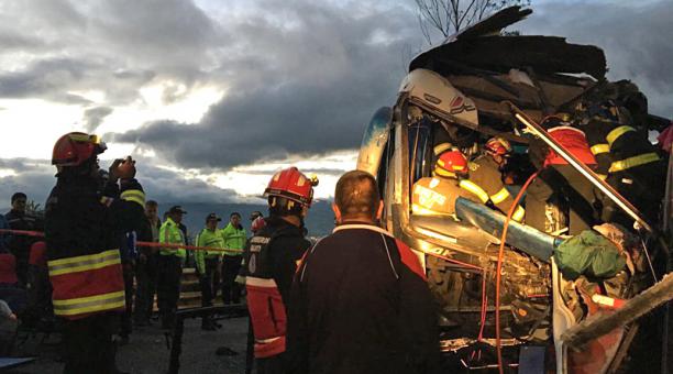 Tres buses chocaron en la vía Alóag - Santo Domingo la madrugada del 29 de diciembre del 2017. Foto: ECU911 