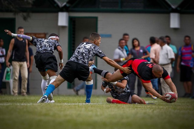 ACOMPAÑA CRÓNICA: RUGBY VENEZUELA - CAR101. MARACAY (VENEZUELA), 02/12/2017.- Fotografía del viernes 1 de diciembre de 2017, que muestra un Try anotado por un jugador del equipos "Fénix" del Centro penitenciario Fénix (Lara) en un partido contra los Guerreros de la cárcel de Tocuyito (Carabobo) durante un torneo de Rugby entre equipos conformados por internos de ocho prisiones venezolanas en la Hacienda Santa Teresa, sede de la compañía manufacturera de Ron del mismo nombre en Maracay (Venezuela). EFE/Cristian Hernández