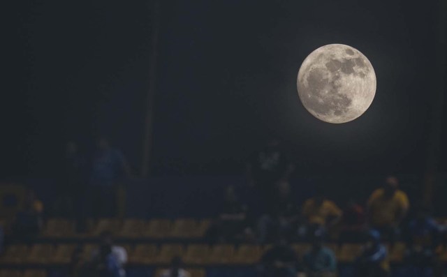 MON01. MONTERREY (MÉXICO), 02/12/2017.- Vista de la luna hoy, sábado 02 de diciembre de 2017, antes del partido de vuelta correspondiente a la semifinal del Torneo Apertura 2017, entre el Tigres UANL y el América, que se celebra en el estadio Universitario de la ciudad de Monterrey (México). EFE/Miguel Sierra