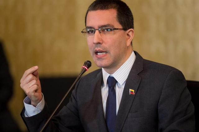 El canciller venezolano, Jorge Arreaza (c), habla durante una reunión con los acompañantes internacionales para los comicios municipales del domingo hoy, viernes 8 de diciembre del 2017, en Caracas (Venezuela). El Gobierno venezolano aseguró hoy tener más de 3.000 millones de dólares "bloqueados en el sistema financiero mundial" por las sanciones financieras dictadas en agosto por Estados Unidos contra la Administración de Nicolás Maduro por su supuesta deriva totalitaria. EFE/MIGUEL GUTIÉRREZ