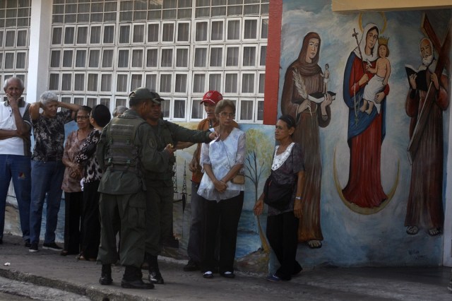 CAR12. MARACAIBO (VENEZUELA), 10/12/2017.- Un grupo de personas hace fila para participar en las elecciones municipales hoy, 10 de diciembre de 2017, en Maracaibo (Venezuela). El presidente de Venezuela, Nicolás Maduro, confirmó hoy la amenaza ya formulada por otras voces del oficialismo según la cual los partidos opositores que no han participado en las elecciones locales de hoy tendrán prohibido presentarse a las presidenciales, que deben celebrarse en 2018. EFE/HUMBERTO MATHEUS