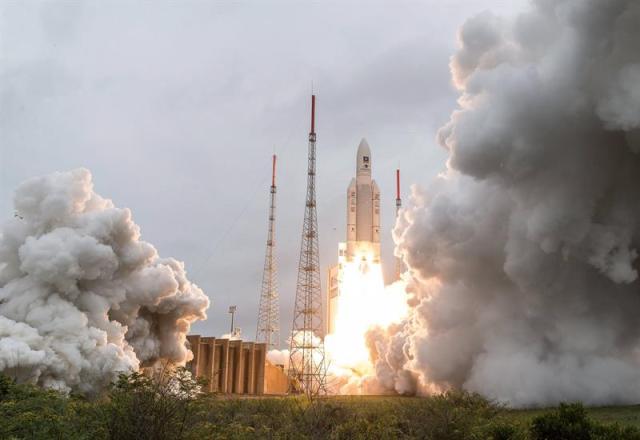 Fotografía cedida por la Agencia Espacial Francesa (CNES) que muestra el despegue del cohete Ariane 5 desde la base espacial de Kurú, en la Guayana Francesa (Sudamérica), ayer, 12 de diciembre de 2017. EL cohete lleva una carga de cuatro nuevos satélites del sistema europeo de navegación Galileo, que quiere competir con el estadounidense GPS. EFE/ Esa/cnes/arianespace/jm Guillon 