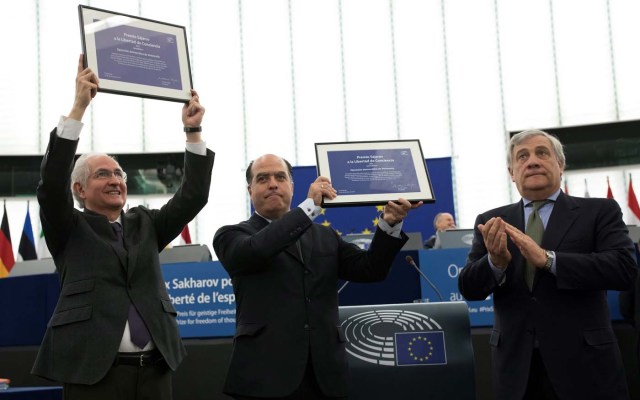 ISL21. ESTRASBURGO (FRANCIA), 13/12/2017.- El presidente del Parlamento Europeo (PE), Antonio Tajani (d), aplaude mientras el presidente de la Asamblea Nacional Venezolana, Julio Borges (c), y el exalcalde de la ciudad de Caracas Antonio Ledezma reciben el premio Sájarov a la Libertad de Conciencia en nombre de la oposición democrática de Venezuela durante una ceremonia en el PE en Estrasburgo, Francia, hoy 13 de diciembre de 2017.