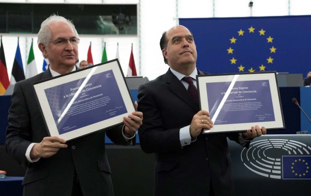 ISL21. ESTRASBURGO (FRANCIA), 13/12/2017.- El presidente de la Asamblea Nacional Venezolana, Julio Borges (d), y el exalcalde de la ciudad de Caracas Antonio Ledezma reciben el premio Sájarov a la Libertad de Conciencia en nombre de la oposición democrática de Venezuela durante una ceremonia en Parlamento Europeo (PE) en Estrasburgo, Francia, hoy 13 de diciembre de 2017.