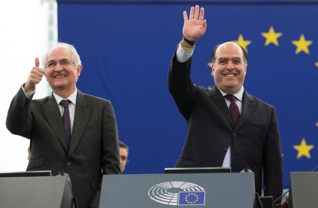 ISL21. ESTRASBURGO (FRANCIA), 13/12/2017.- El presidente de la Asamblea Nacional Venezolana, Julio Borges (d), y el exalcalde de la ciudad de Caracas Antonio Ledezma, momentos antes de recibir el premio Sájarov a la Libertad de Conciencia en nombre de la oposición democrática de Venezuela durante una ceremonia en Parlamento Europeo (PE) en Estrasburgo, Francia, hoy 13 de diciembre de 2017.