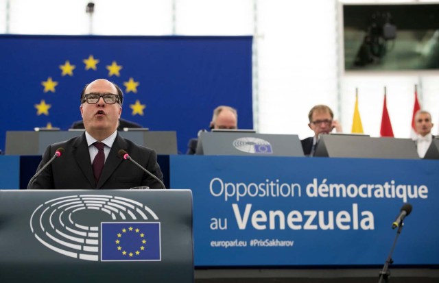 ISL21. ESTRASBURGO (FRANCIA), 13/12/2017.- El presidente de la Asamblea Nacional Venezolana, Julio Borges (c), pronuncia su discurso tras recoger el premio Sájarov a la Libertad de Conciencia que concede el Parlamento Europeo en nombre de la oposición democrática de Venezuela durante una ceremonia en el PE, en Estrasburgo, Francia, hoy 13 de diciembre de 2017. EFE/ Ian Langsdon