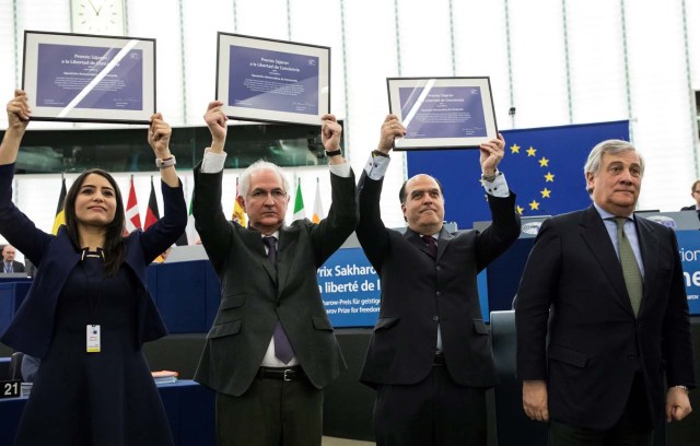 ISL21. ESTRASBURGO (FRANCIA), 13/12/2017.- El presidente de la Asamblea Nacional Venezolana, Julio Borges (2-d), el exalcalde de la ciudad de Caracas Antonio Ledezma y la esposa del alcalde opositor venezolano en prisión Daniel Ceballos, muestran el premio Sájarov a la Libertad de Conciencia que recogieron en nombre de la oposición democrática de Venezuela de manos del presidente del Parlamento Europeo (PE), Antonio Tajani (d), durante una ceremonia en el PE en Estrasburgo, Francia, hoy 13 de diciembre de 2017. EFE/ Ian Langsdon