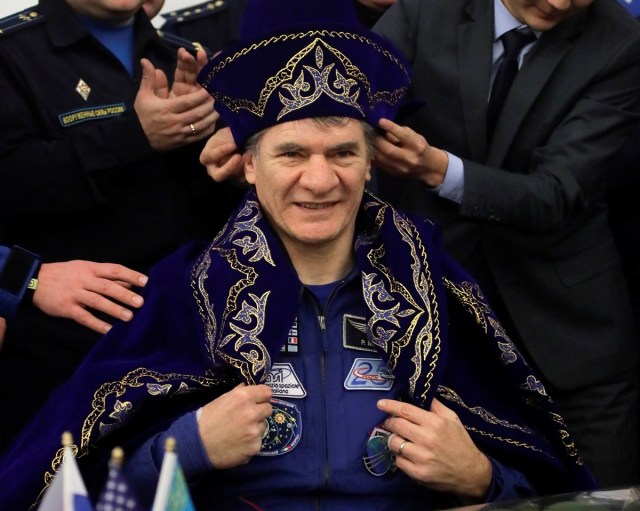 FET66. KARAGANDA (KAZAJISTÁN), 14/12/2017.- El astronauta italiano Paolo Nespoli (c) posa con un traje tradicional kazajo durante una ceremonia en el aeropuerto de Karaganda, hoy, 14 de diciembre de 2017. El cosmonauta ruso Serguéi Riazanski, el estadounidense Randolph Bresnik, de la NASA, y el italiano Paolo Nespoli, de la Agencia Espacial Europea, regresaron a la Tierra desde la Estación Espacial Internacional (EEI) después de cumplir una misión de 139 días en el espacio. EFE/DMITRI LOVETSKY/POOL