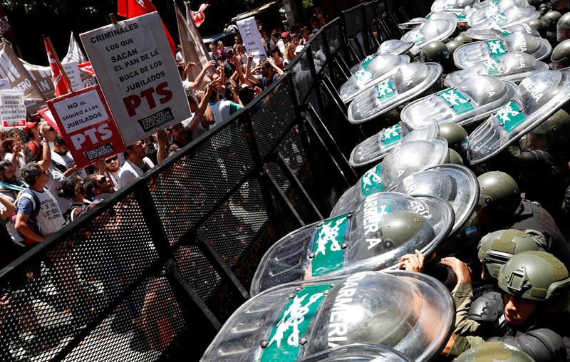 El Gobierno argentino admite que reforma a pensiones pone en duda su imagen