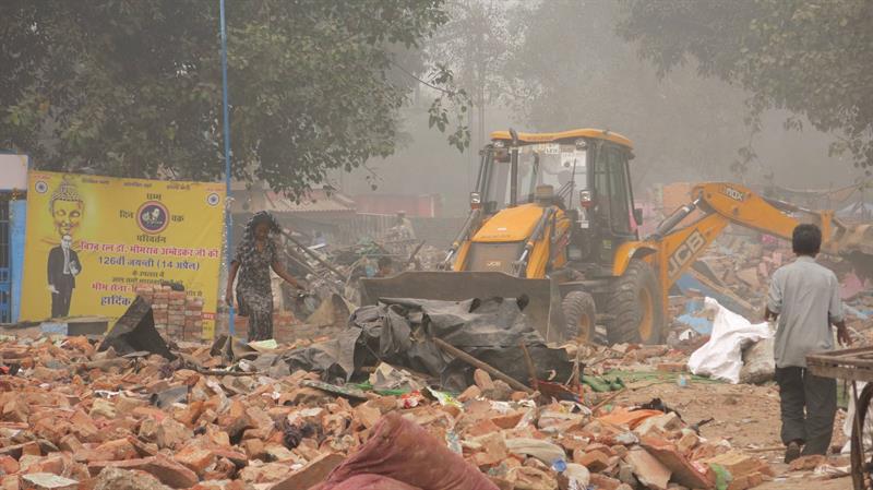 El barrio chabolista de los magos y titiriteros de Nueva Delhi desaparece