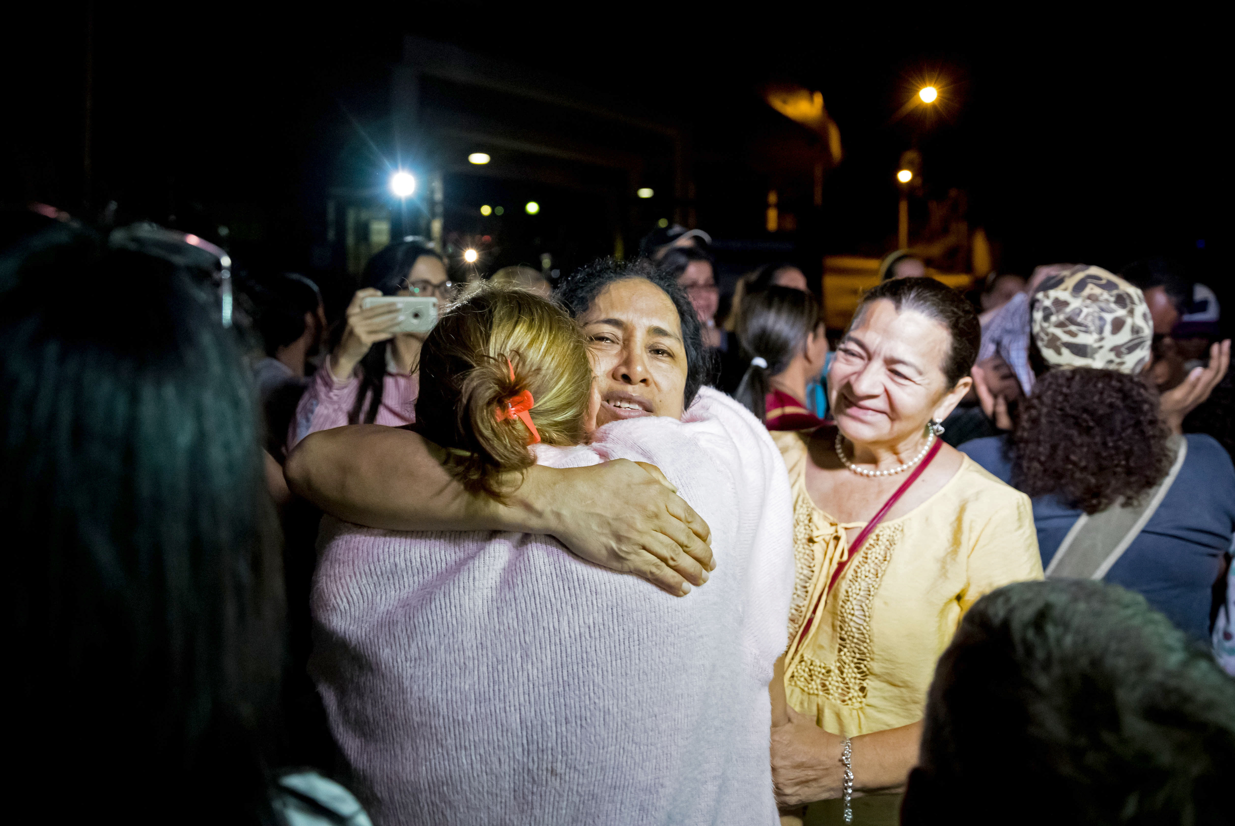 Liberan a primer grupo de presos políticos en víspera de Navidad