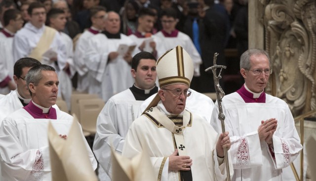 Vatican City (Vatican City State (holy See)), 24/12/2017.- Pope Francis celebrates Midnight Mass of Christmas on the Solemnity of the Nativity of the Lord in Saint Peter's Basilica at the Vatican, 24 December 2017. (Papa) EFE/EPA/CLAUDIO PERI