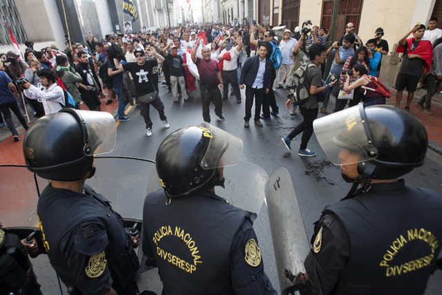 LIM413. LIMA (PERÚ), 25/12/2017.- Un cordón policial impide a los manifestantes llegar hasta Palacio de Gobierno durante una marcha contra el indulto otorgado al expresidente Alberto Fujimori hoy, lunes 25 de diciembre de 2017, en Lima (Perú). Miles de personas se manifestaron en las principales ciudades de Perú para protestar por el indulto concedido por el presidente del país, Pedro Pablo Kuczynski, al exmandatario Alberto Fujimori, que le exime de terminar de cumplir una condena de 25 años de prisión por violaciones de los derechos humanos. EFE/EDUARDO CAVERO