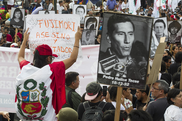 LIM410. LIMA (PERÚ), 25/12/2017.- Manifestantes participan con banderas y pancartas durante una marcha contra el indulto otorgado al expresidente Alberto Fujimori hoy, lunes 25 de diciembre de 2017, en Lima (Perú). Miles de personas se manifestaron en las principales ciudades de Perú para protestar por el indulto concedido por el presidente del país, Pedro Pablo Kuczynski, al exmandatario Alberto Fujimori, que le exime de terminar de cumplir una condena de 25 años de prisión por violaciones de los derechos humanos. EFE/EDUARDO CAVERO