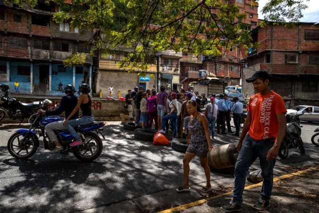 ACOMPAÑA CRÓNICA: VENEZUELA CRISIS. CAR09. CARACAS (VENEZUELA), 27/12/2017.- Un grupo de personas participa en una manifestación hoy, miércoles 27 de diciembre del 2017, en Caracas (Venezuela). Venezuela vive una Navidad con focos de protestas pues en la última semana se han registrado, casi a diario, manifestaciones por falta de "todo" lo que incluye gas doméstico, alimentos y agua, algo que, sumado a la grave crisis económica, ha convertido estas fiestas en "las peores" de los últimos tiempos. EFE/MIGUEL GUTIÉRREZ